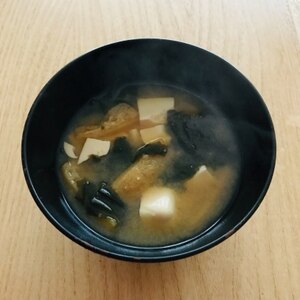 油あげと玉ねぎとわかめと木綿豆腐のお味噌汁